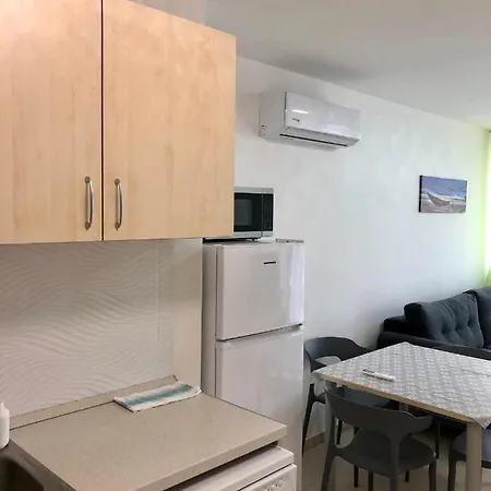 Sun And Beach Vacation In Apartment *